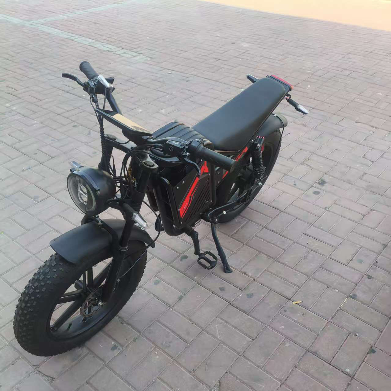 Black Knight Electric Motorcycle 750W-1000W High-Frequency Powerful Electric Vehicle with Integrated Wheels
