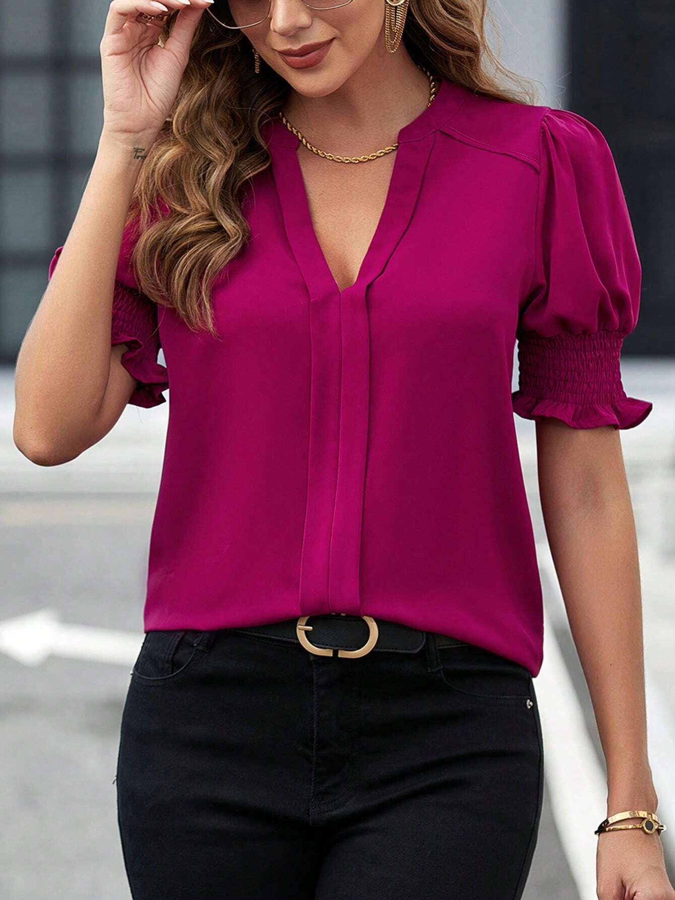 Camisa de mujer de color liso con cuello en V y manga abullonada, estilo nuevo de verano 2026, elegante, para comercio transfronterizo en Amazon entre Europa y América.
