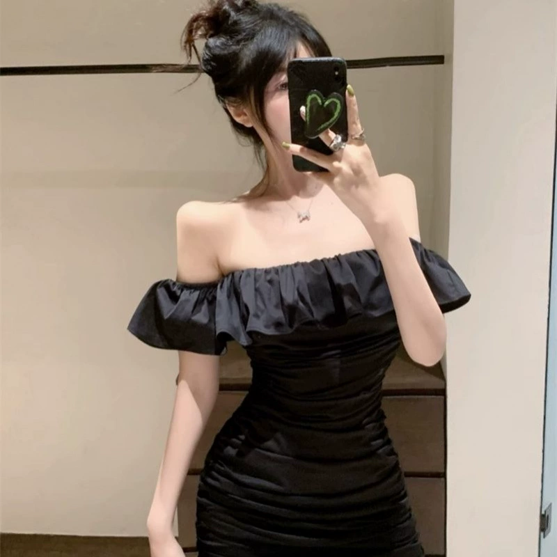 Французское элитное черное платье на одно плечо с рюшами, чисто-пьянящее, элегантное, с облегающей талией и плиссированной юбкой, облегающей бедра.