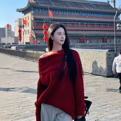 一字肩红色中长款针织毛衣女秋冬宽松慵懒穿搭露肩上衣