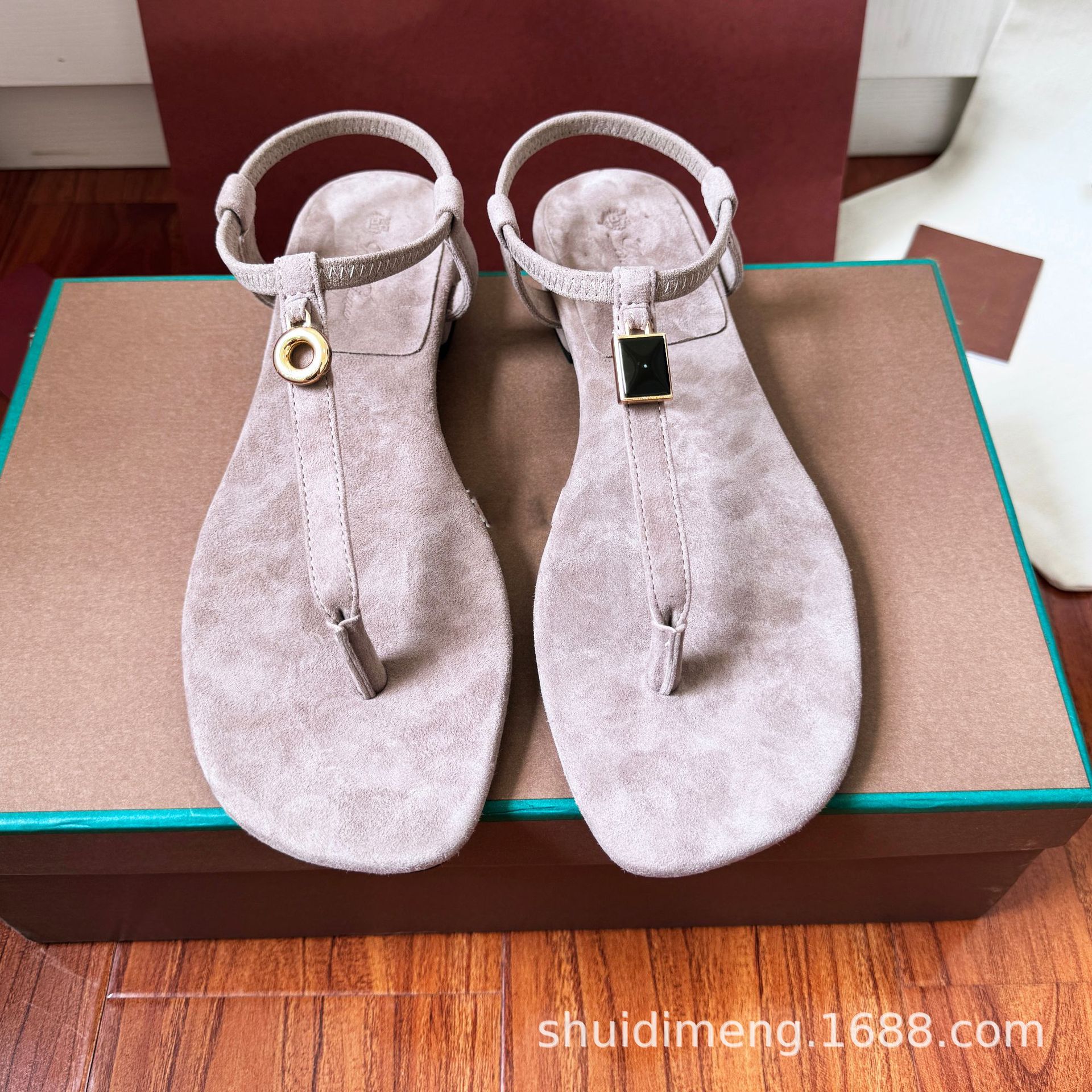Qadın dəri flip-flop və səndəl