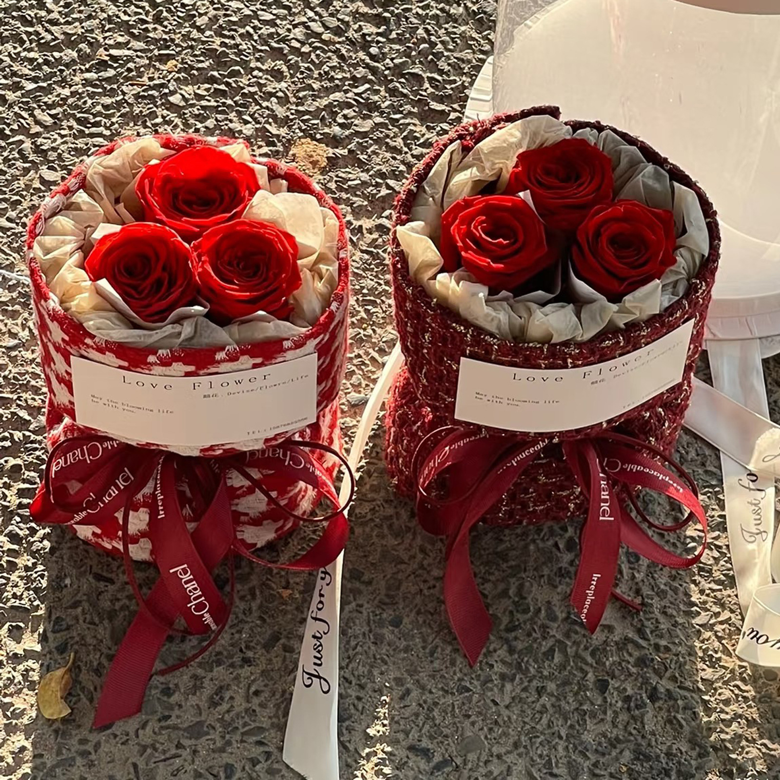 Ramo de rosas eternas de Yunnan en un pequeño estilo Chanel, producto terminado para el Día de San Valentín, adorno de regalo de alta gama, ramo eterno al por mayor.