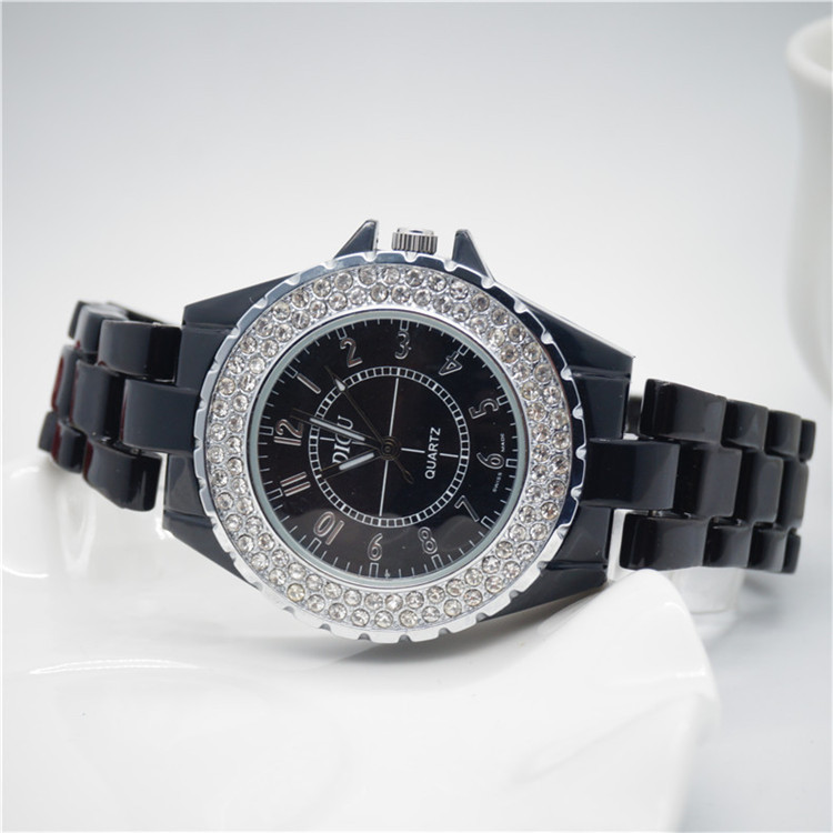 Sommer klassische heiße Art koreanische Marke Damen Quarzuhr weiße Keramik Damenuhr wasserdicht Student Mode Uhr_voghion.com