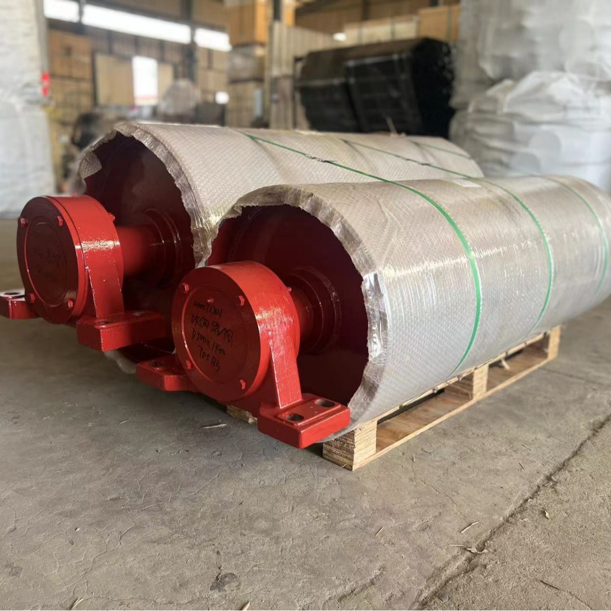 明鑫常年生产输送机配件：改向滚筒、传动滚筒型号齐全