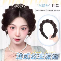 かつらの髪のカチューシャの女性の娘の頭はネットの赤い頭を編んで高くなります。