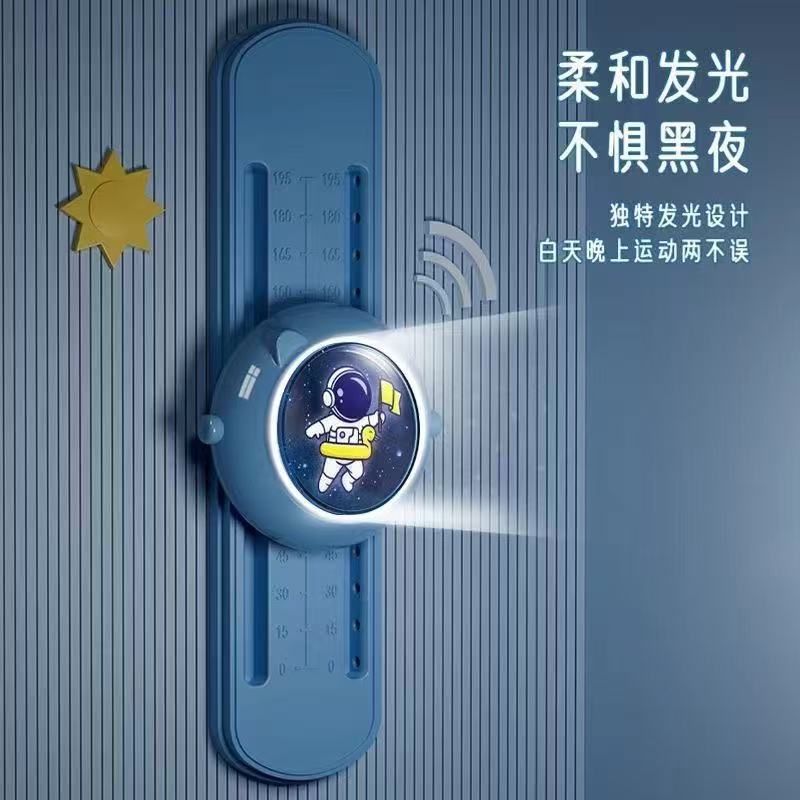 高跳びの訓練器を触って子供の音声カウンターを高く跳びます。|undefined