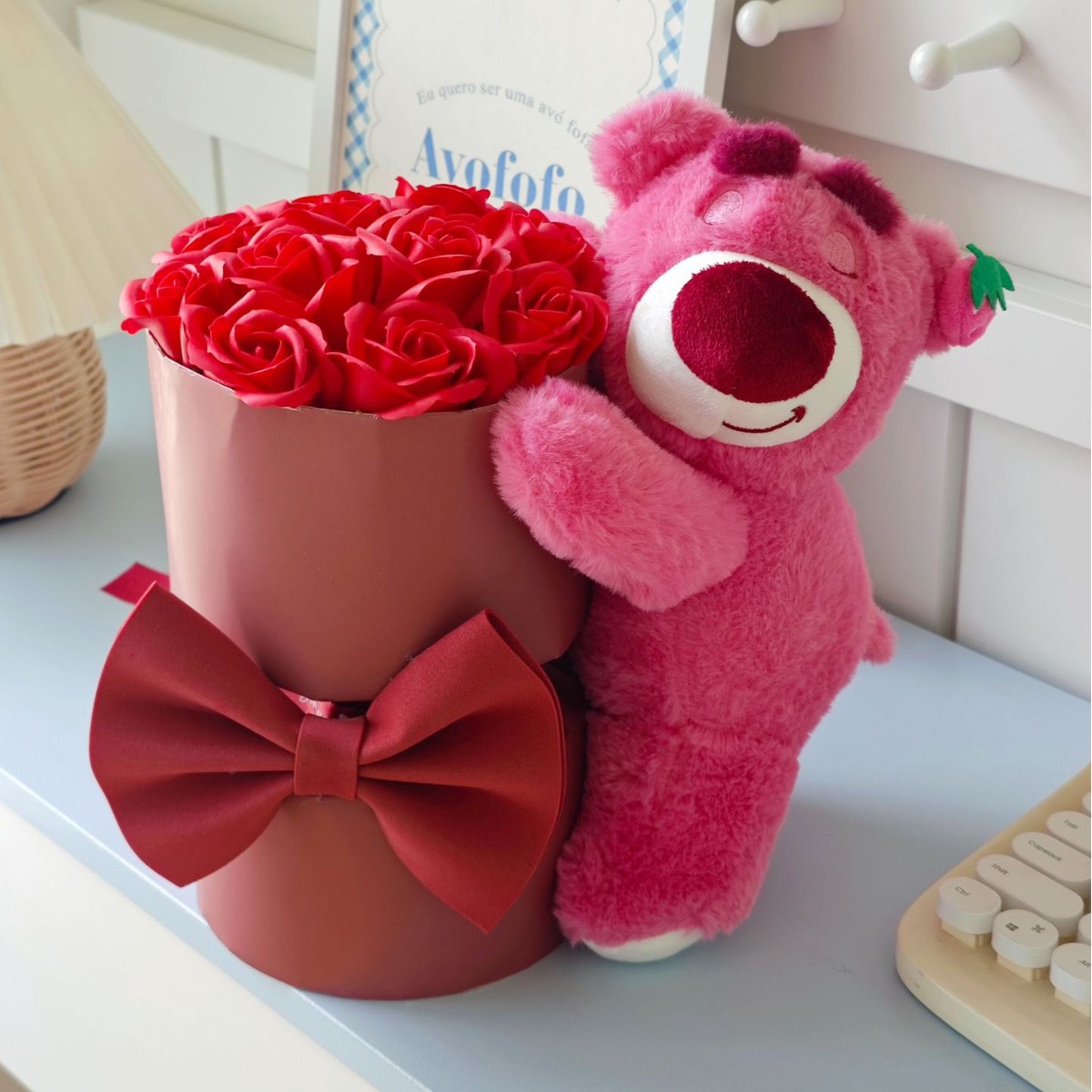 Ramos de fresas, flores de regalo de cumpleaños, flores de imortalidad, flores de rosa, flores de muñeca, flores de abrazo, barril de novia, flores de simulación