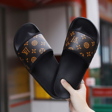 �ļ�����ħ�������׶�����һ����ŷ����ʽ�⴩����ɳ̲��������Ь