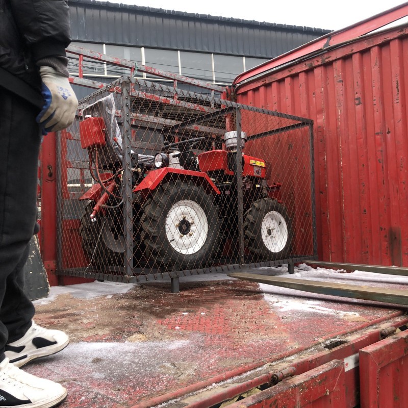 El cuerpo es corto y el tractor agrícola de cuatro ruedas con marco corto es conveniente para trabajar en el invernadero.