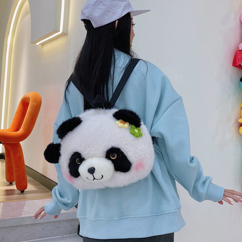 かわいいパンダの人形は斜めに新しい柿のパンダのぬいぐるみのリュックサックを包んで子供の人形のリュックサックに合わせます。|undefined