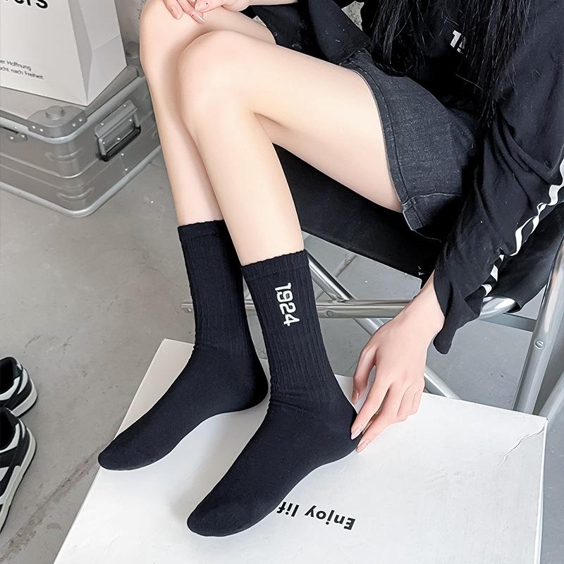 Calcetines de algodón mujeres bordadas letras medianas calcetines transpirables calcetines de mujer sin hueso zhuangyan al por mayor