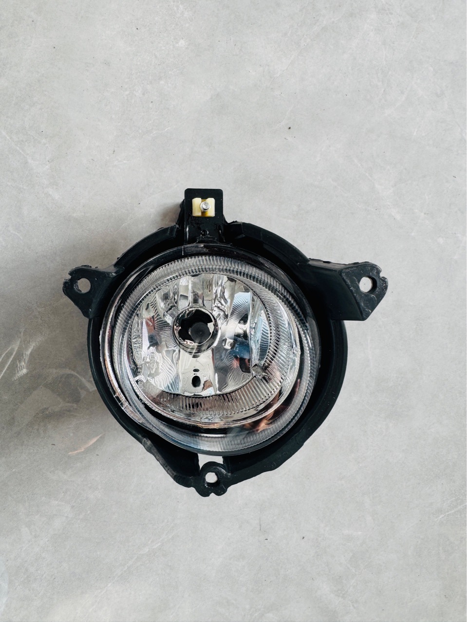 Suitable for Ssangyong Aiteng front fog lamp left 8320121001 right 8320221001