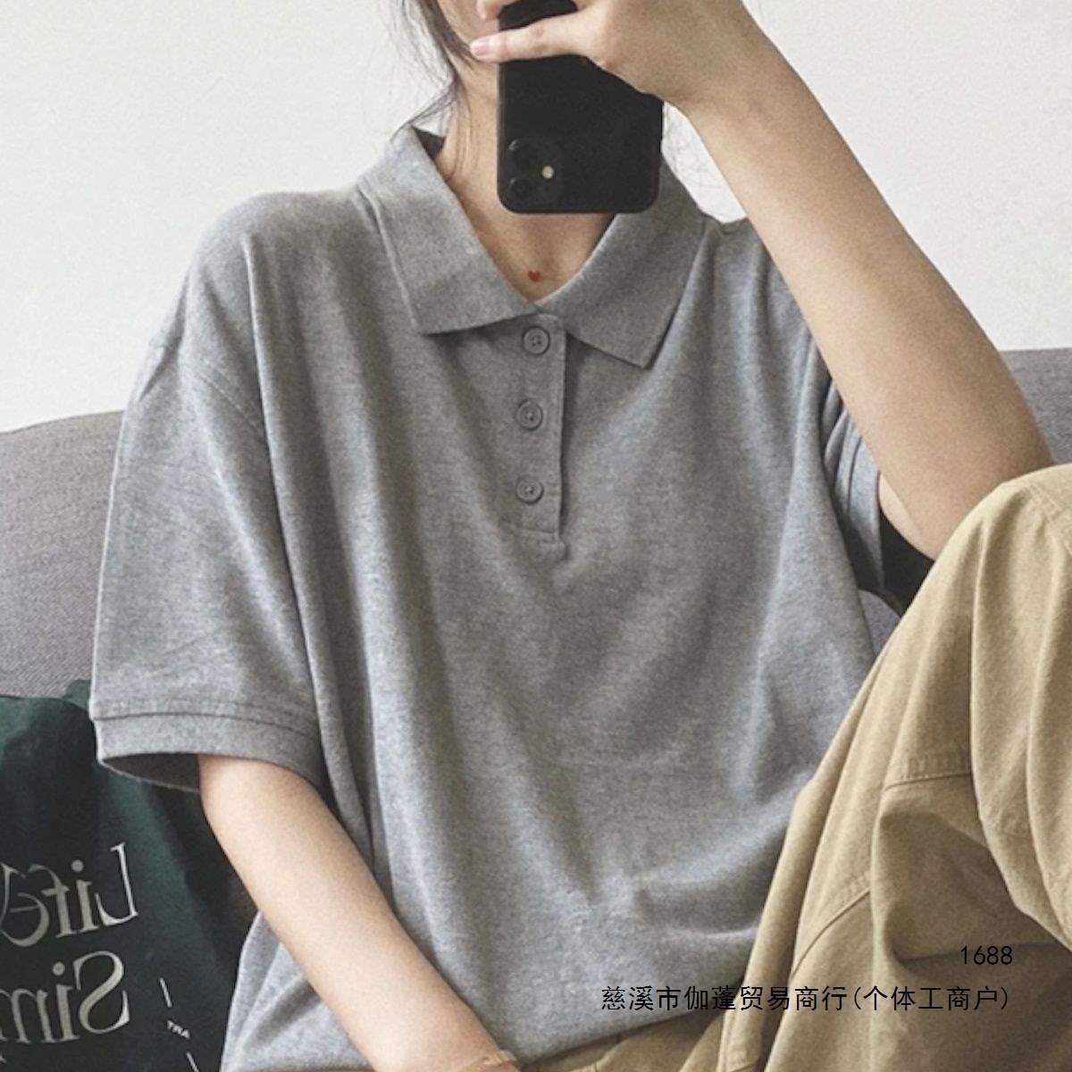 This young lady's straight-cut grey polo shirt with collar is a summer style suitable for both men and women, a basic casual work outfit.