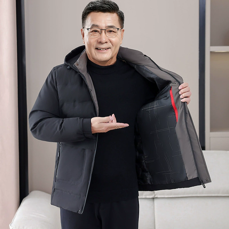 Папа одет толстую хлопчатобумажную одежду для пожилых мужчин зимой с капюшоном