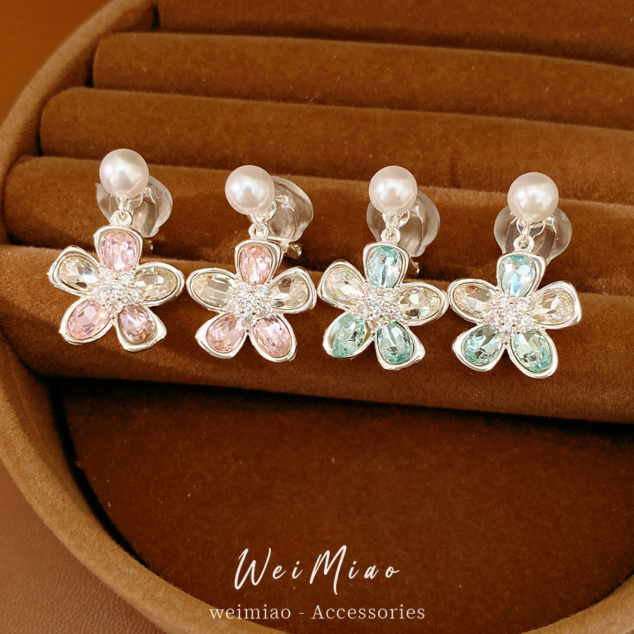 Flores de diamante perlas pendientes de orejas para mujeres sin agujeros de orejas frescos y dulces aretes de aire ligero de lujo alta sensación de auriculares mayorista