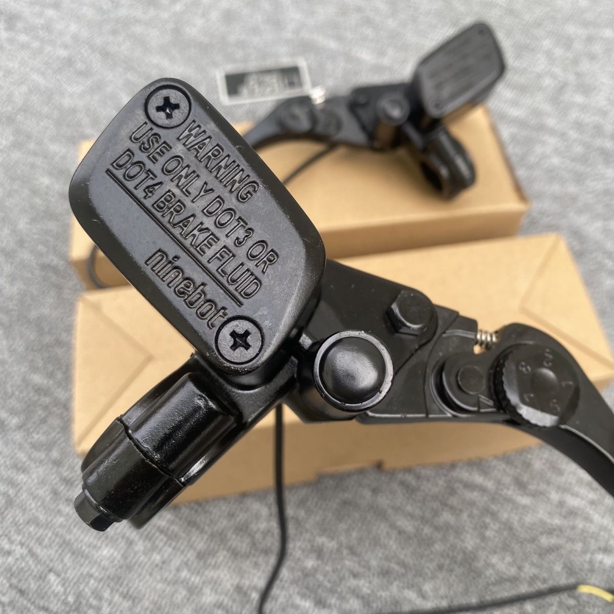 Suitable for the Ninebot E300P front pump, E Orion, and Niu electric scooters; a universal direct-fit brake handle disc brake front pump