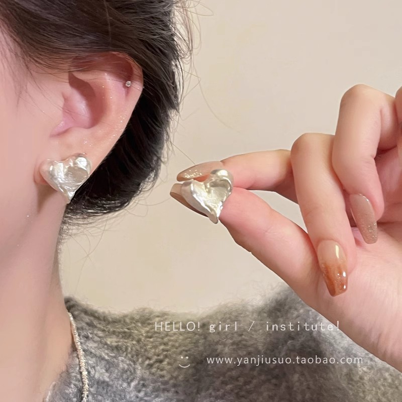 Unique design texture love earrings new 2023 earrings French retro irregular heart-shaped earrings