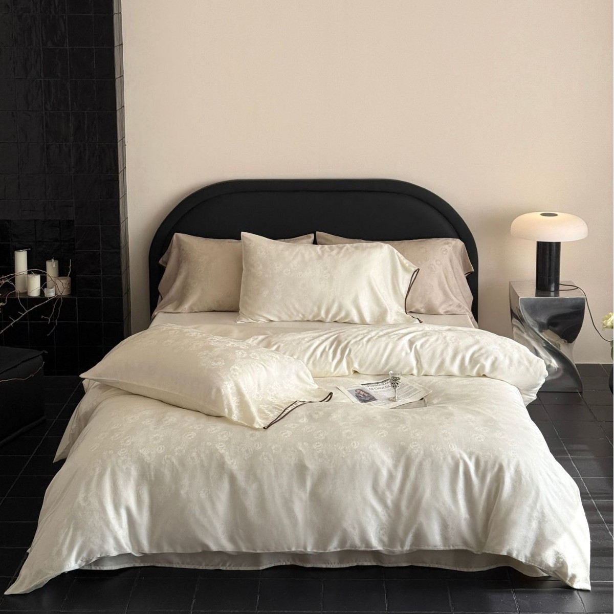 Conjunto de quatro peças luxuoso e sofisticado em jacquard 60S Tencel, com capa de edredom e lençol de seda gelada na cor branca._voghion.com
