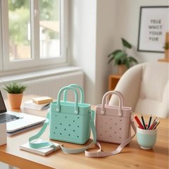 国境を越えた新しいDIYアニメに合わせてビーチバッグを包む新しいファッションの小さな人たちが肩を斜めに掛けて穴のバッグを持っている