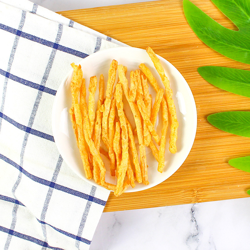 Beer pairs well with crispy and tender Fried Calamari Strips from Wei Aifutie, 30g bag, crispy squid strips as a snack for drinking.