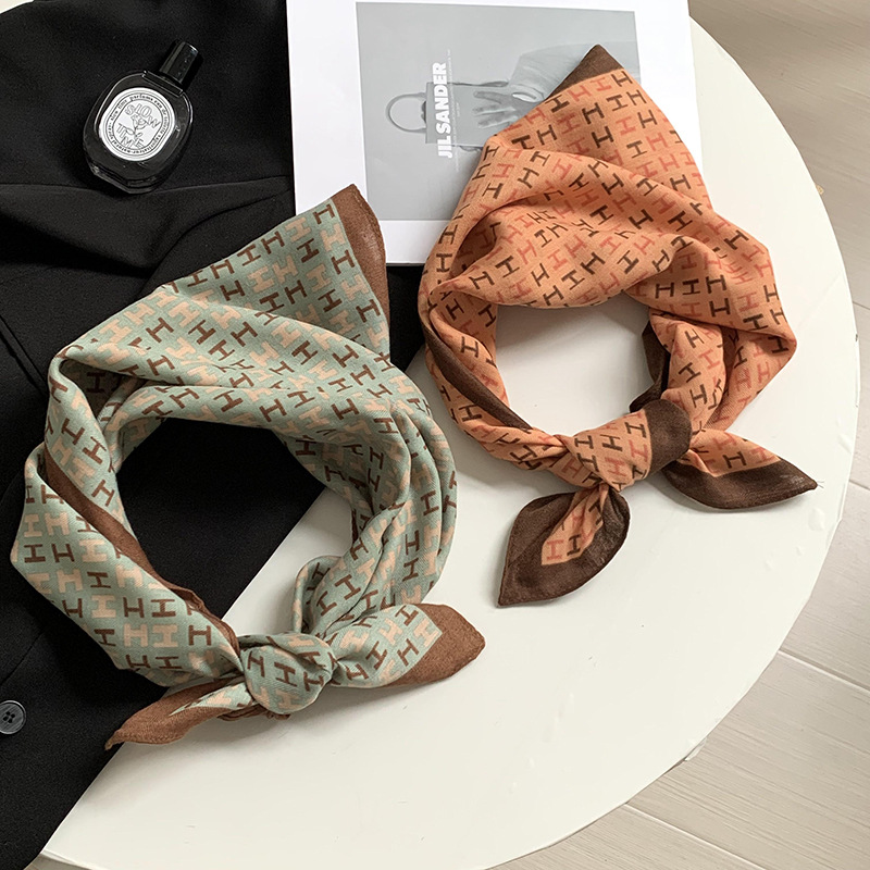 Bufandas de seda pequeñas bufandas cuadradas para mujeres versátiles 2025 nueva bufandas de algodón coreana de 65cm bufandas de seda correa de pelo al por mayor