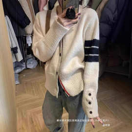 厂家直销早秋新款女装奶fufu慵懒风软糯毛衣V领小香风针织开