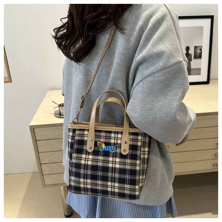 Cross-border personalized hand-carried fashionable and casual bucket bag for women, new autumn 2024 collection, contrasting color striped single-shoulder quality crossbody bag undefined