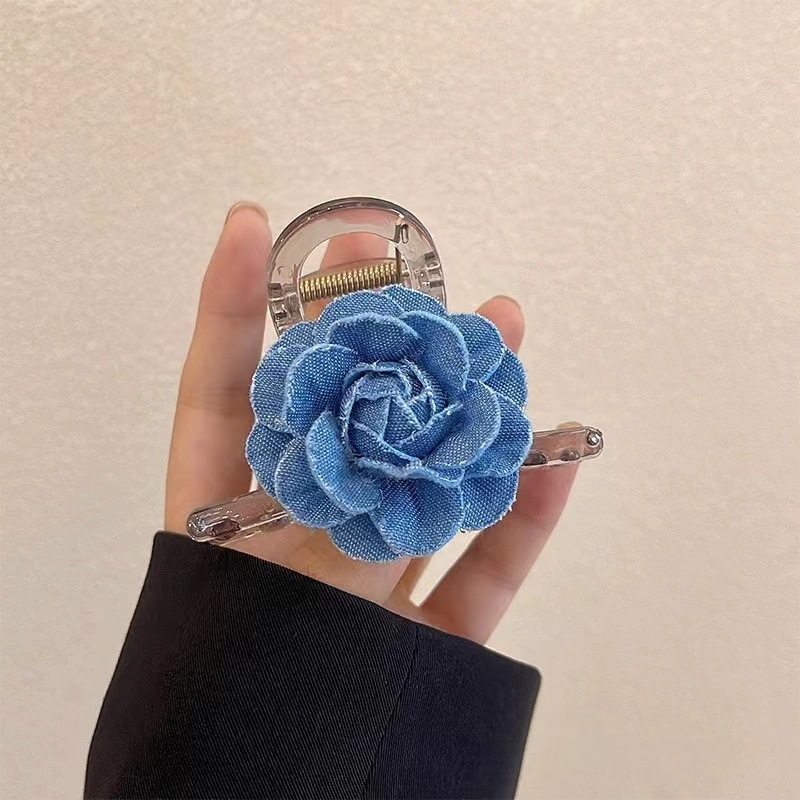 데님 라이트 블루 카멜리아 클립