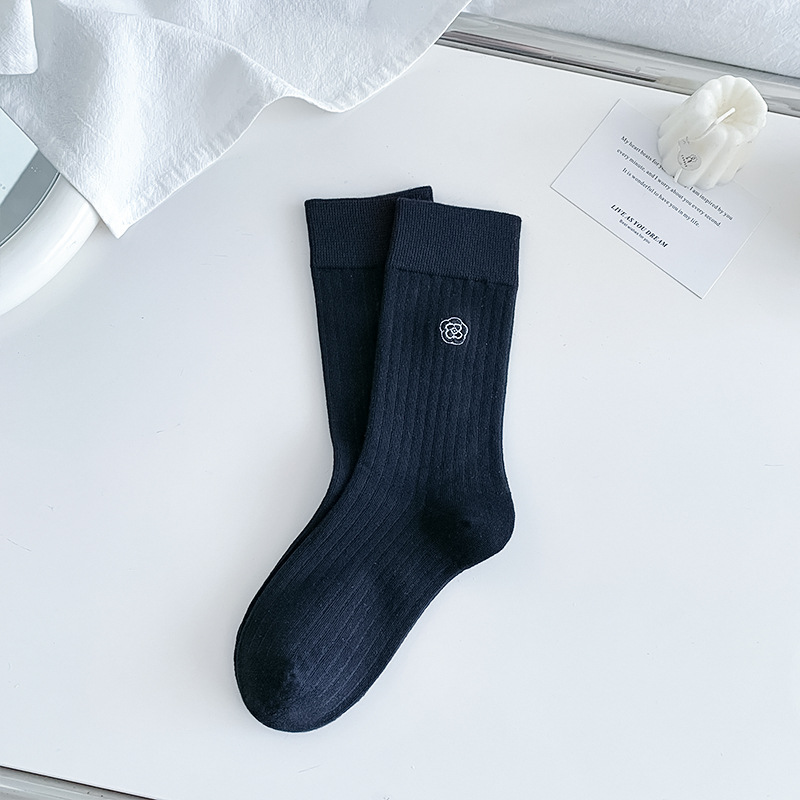 Calcetines de verano para mujeres de color sólido simple patrón de bordado mediano calcetines de algodón transpirable calcetines de mujer Zhuhai al por mayor