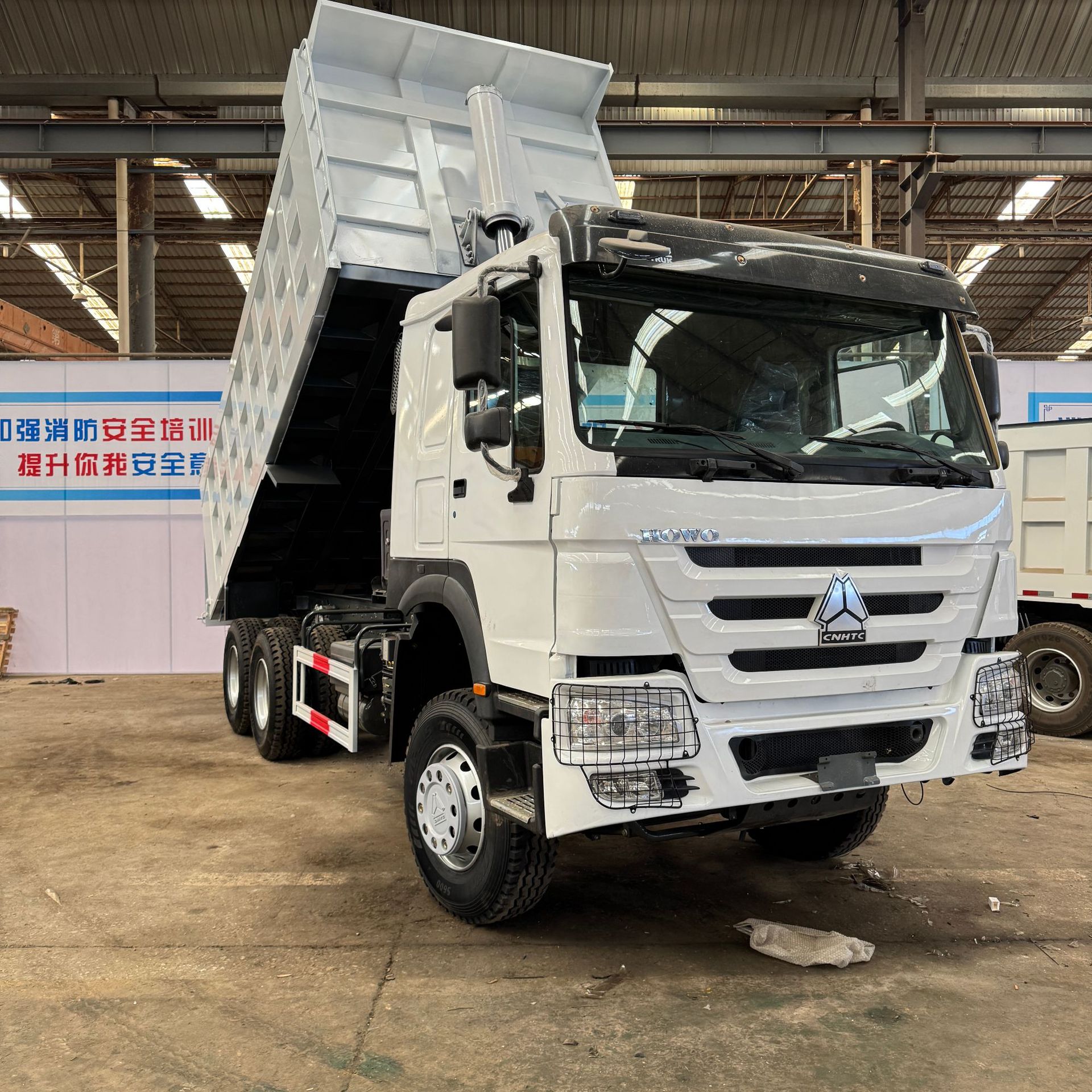 Exporting Used Sinotruk Howo Dump Trucks, Earthmoving Trucks, and Tipper Trucks to Africa, 371 Horsepower, 6X4 Rear Eight-Wheel Drive