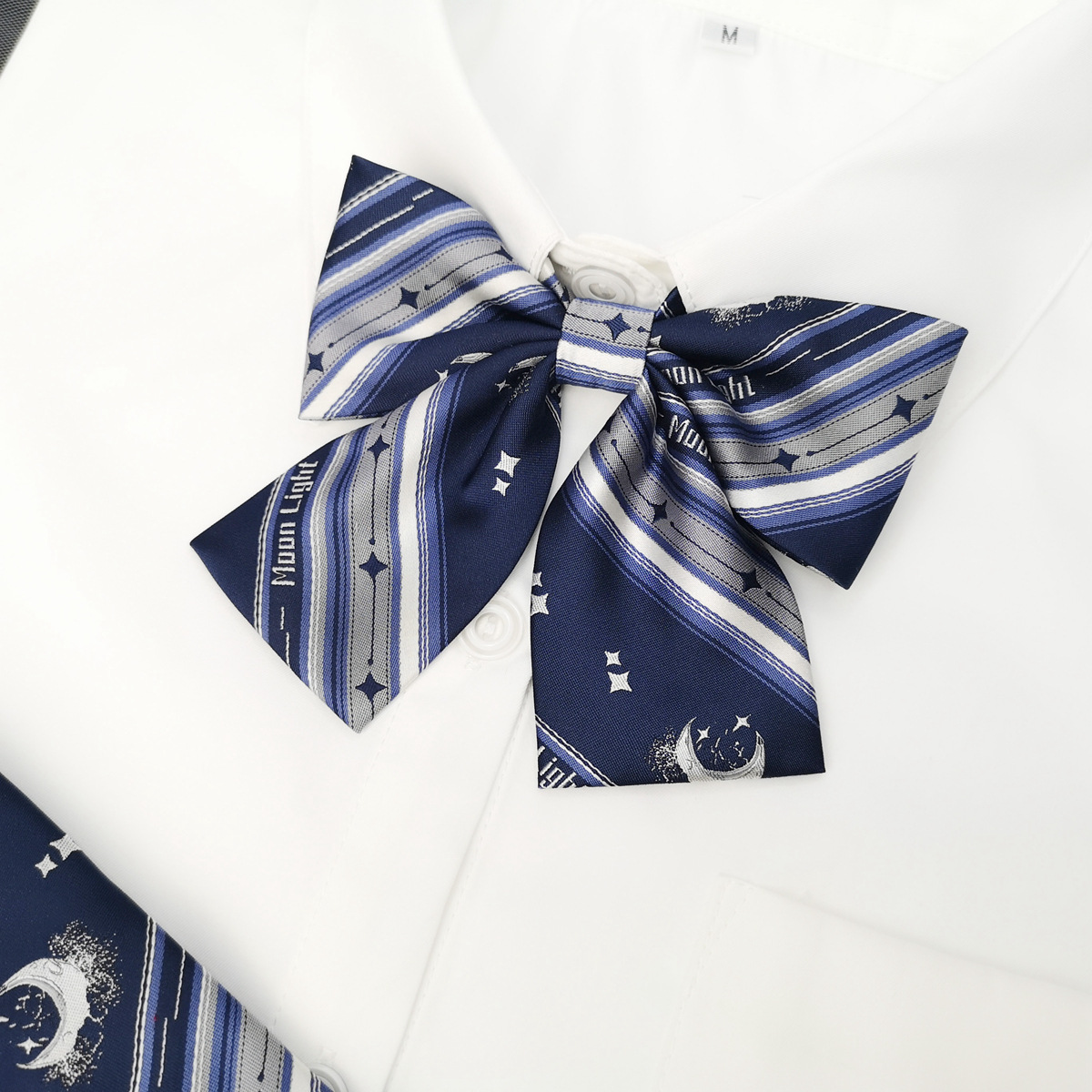 별이 빛나는 달 밤 나비 넥타이