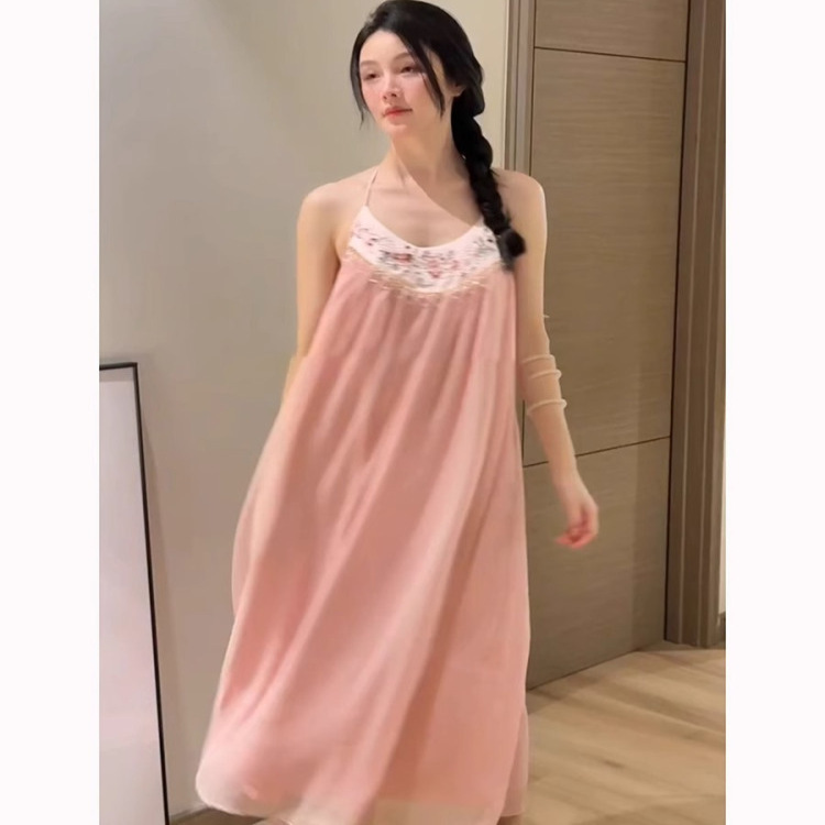 和風甘いスタイルのレースホルターネックナイトガウン女性のための夏の新しいスタイルのプリーツスリムロングホームドレスは屋外で着用できます|undefined