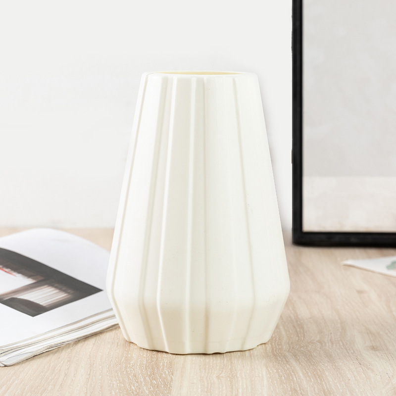 흰색의 큰 둥근 바닥 꽃병