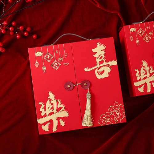 Chinese wedding accompaniment gift box, bridesmaid high-end gold stamping tassel gift box, wedding banquet return gift, wedding candy box