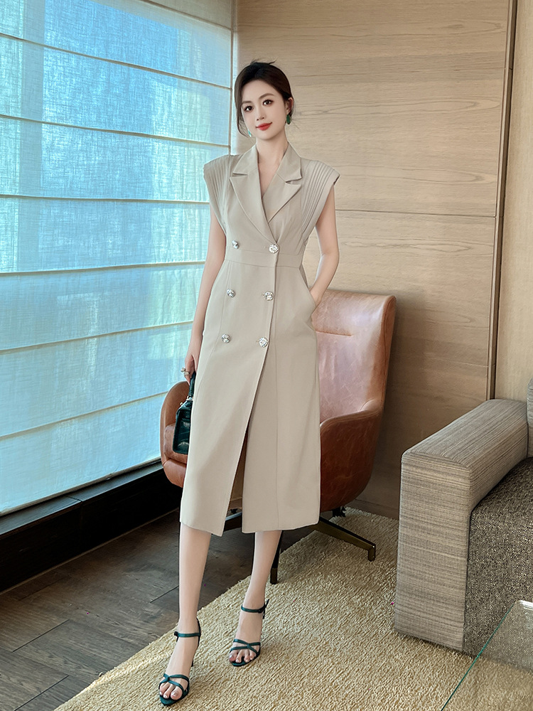 Đầm blazer nữ phong cách Anh cổ vest ve, dáng dài, cúc hai hàng, ôm eo — Màu camel