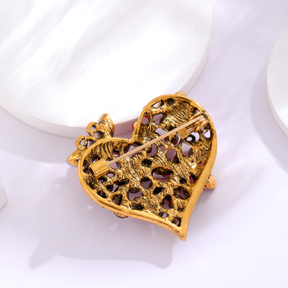 Broche papillon cœur rétro européenne et américaine, accessoire de revers de costume élégant et haut de gamme, vente en gros incrustée_voghion.com