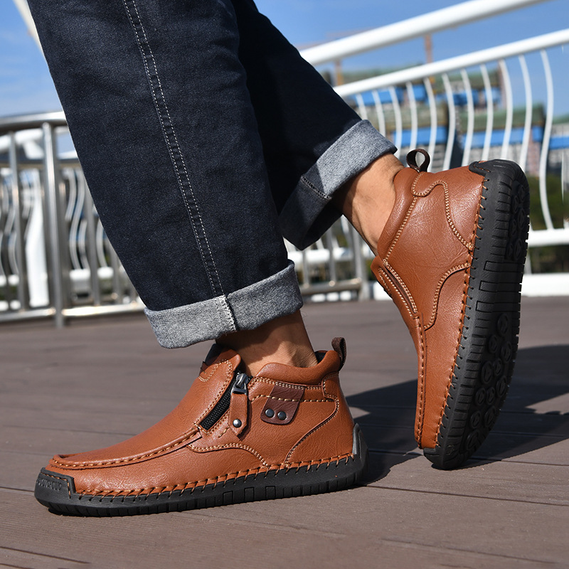 Nuevos zapatos casuales de hombre con cremallera lateral, botas cortas de moda, zapatos al aire libre de tamaño grande, invierno de comercio exterior transfronterizo 2025.