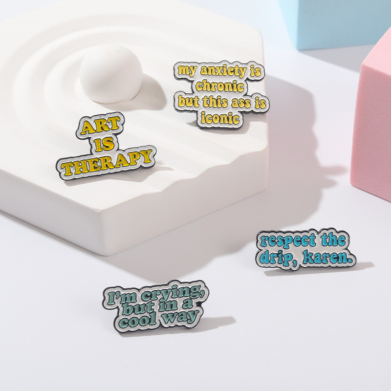 Venta caliente de Europa y América frase texto broche de arte es terapia broche de metal insignia bolsa de Ropa Accesorios