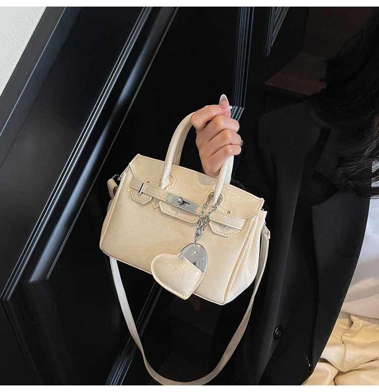 Blanco con colgante
