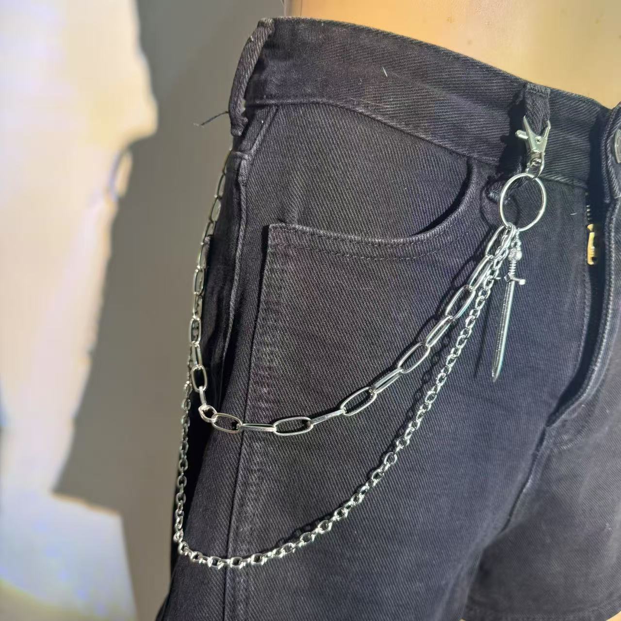 Pantaloni da uomo alla moda con doppio strato di metallo e spada, stile hip hop punk, jeans a vita sottile con catena appesa_voghion.com