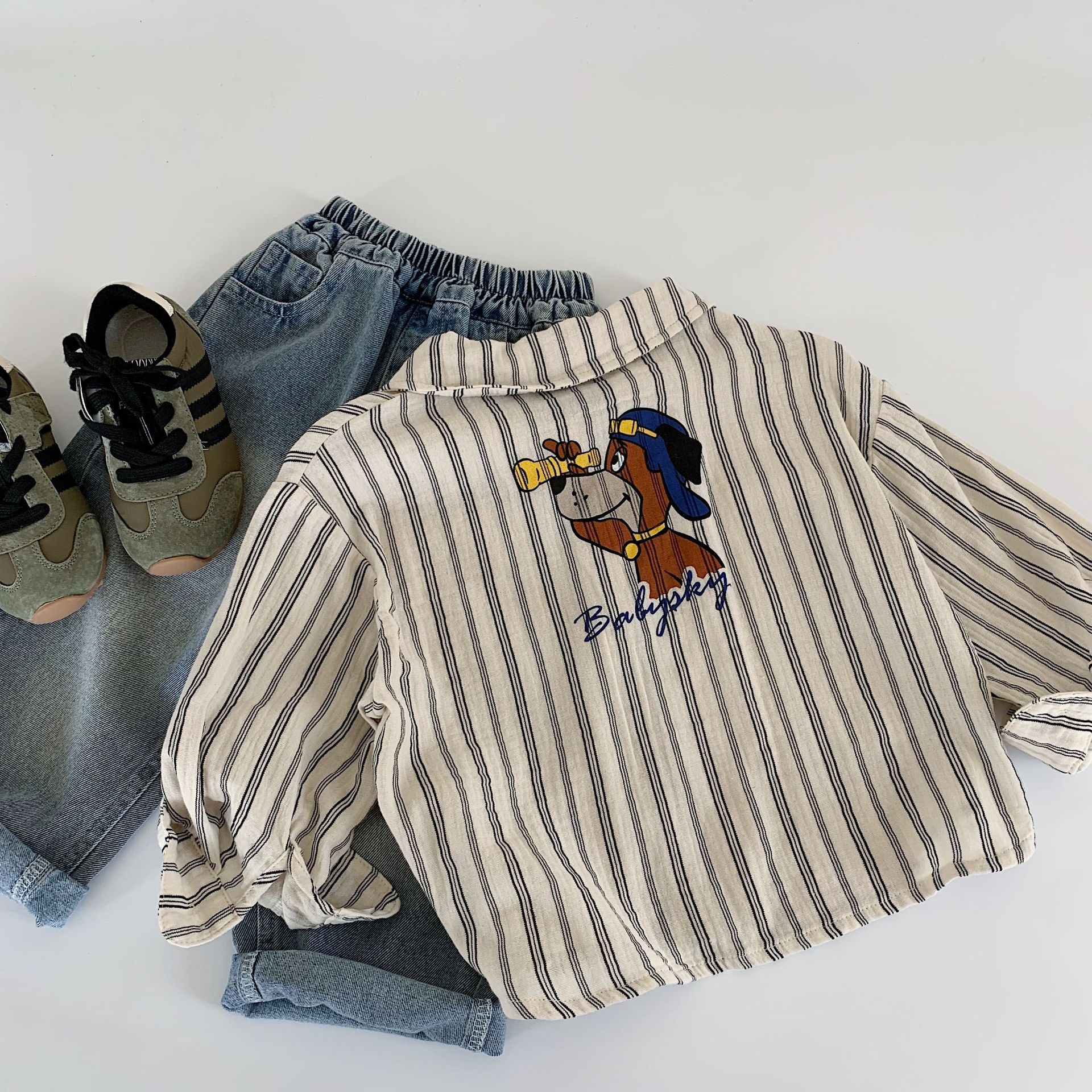 Camisas infantiles Mai Bao 2025 primavera nueva estilo coreano de dibujos animados a rayas para niños fabricantes de ropa infantil al por mayor