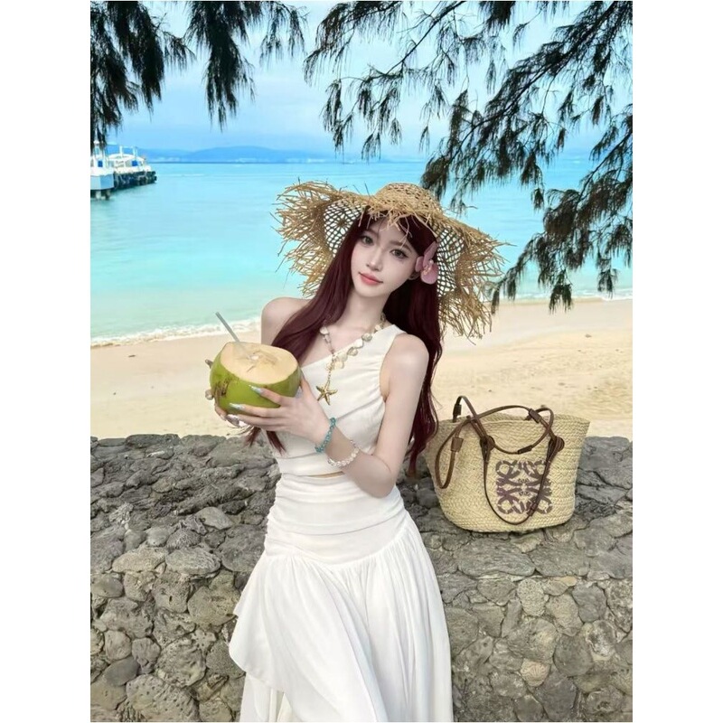 French-style niche cool white off-shoulder waist-revealing dress, 2026 summer seaside vacation vibe, ultra-fairy long dress French-style niche cool white off-shoulder waist-revealing dress, 2026 summer seaside vacation vibe, ultra-fairy long dress