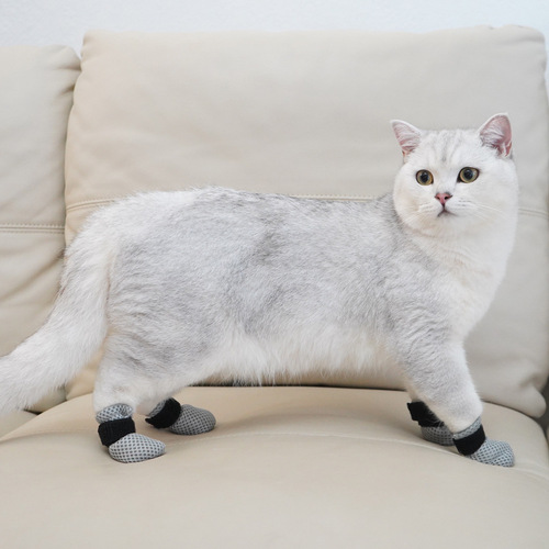 Pet it, bathe it, feed it medicine, give it injections, anti-scratch cat foot covers, soft and warm cat shoe covers, cross-border pet supplies
