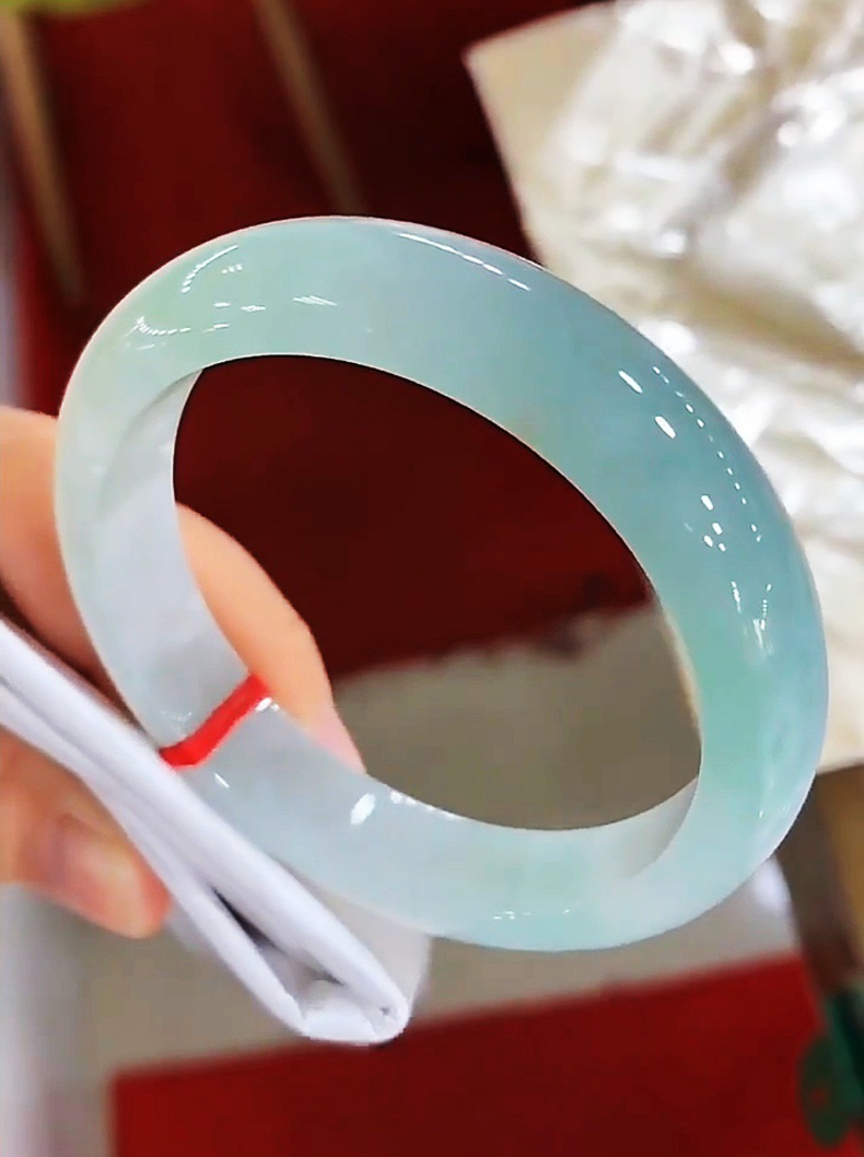 Vòng tay ngọc bích tự nhiên A Miến Điện màu xanh lá cây nhạt cao cấp (đường kính trong 52–64 mm) chi tiết 2