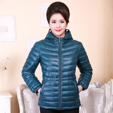 2025春秋新品中老年轻薄白鸭绒羽绒服短款女士胖妈妈加肥大码外套