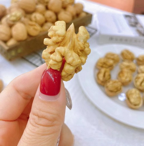 This year's new arrival, thin-skinned paper-like walnuts, affordable bulk, raw original taste, Aksu 185 kernels, white, suitable for pregnant women and adults