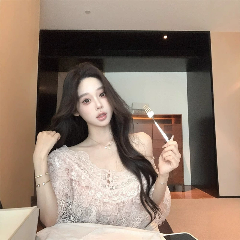 Белая кружевная футболка на одно плечо с короткими рукавами для женщин летом, свободный дизайн, чистый шик, уникальный и очень красивый топ.