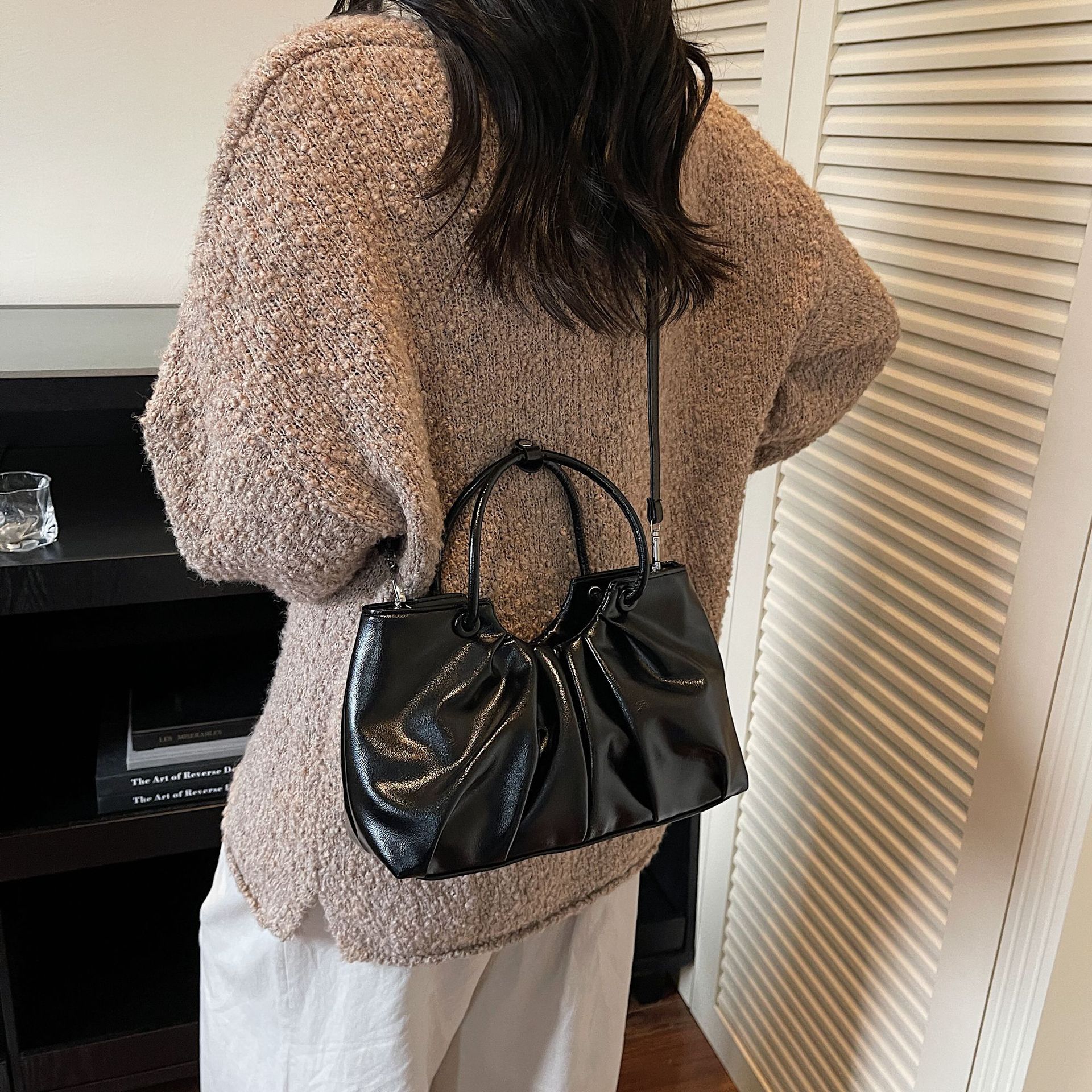 Este año popular nicho pliegue bolso de nube para mujeres 2025 nuevo retro textura casual portátil tote