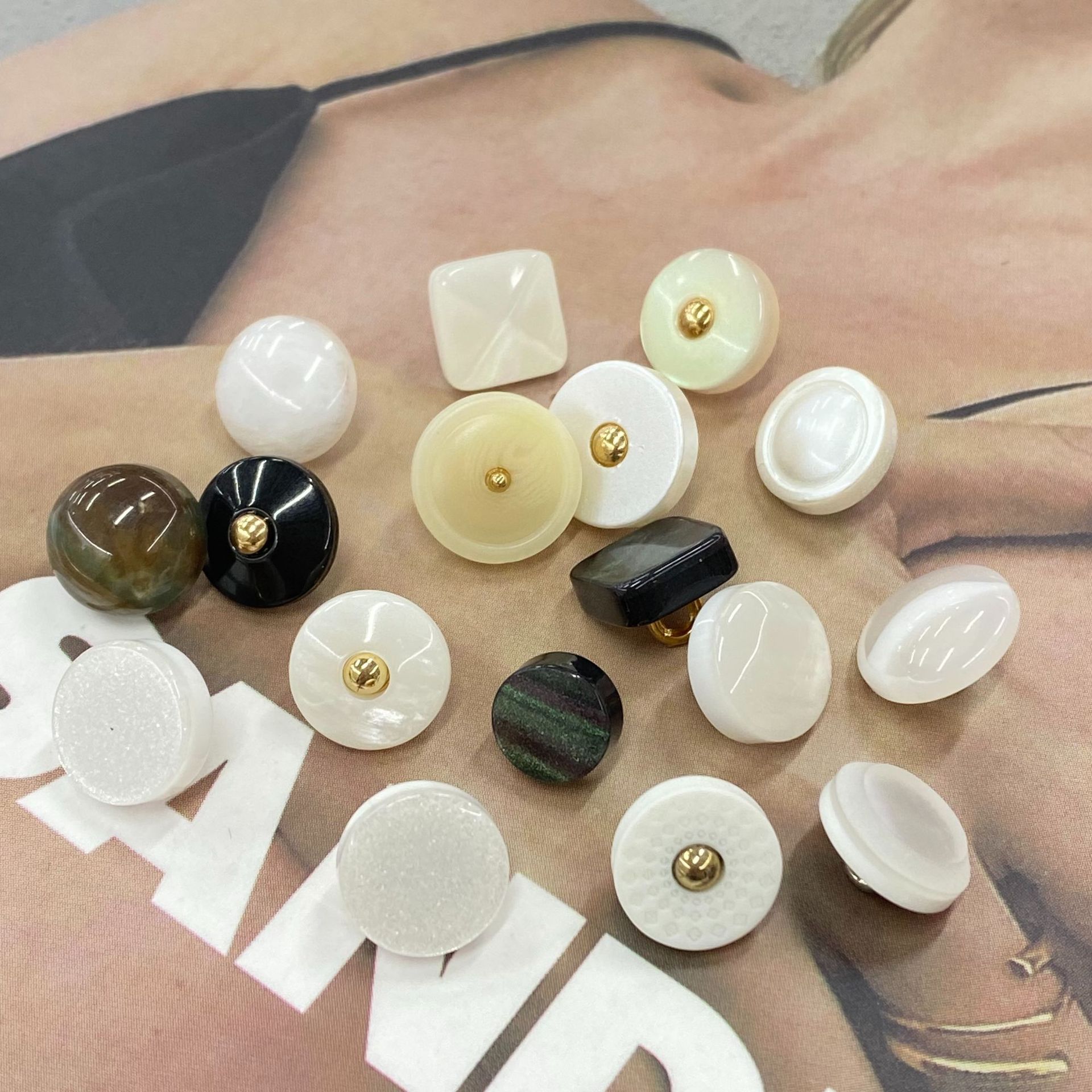 Universal and versatile sticky buttons