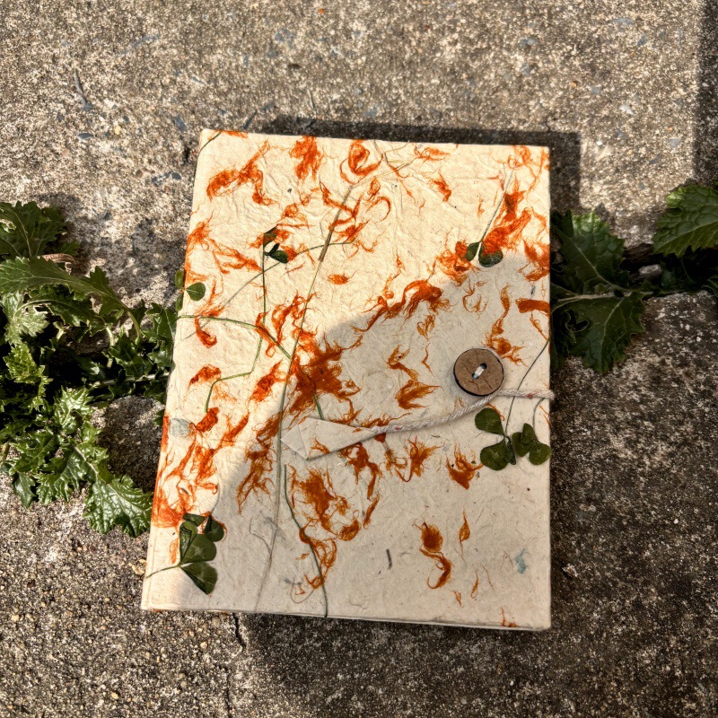 ネパールのロカタ植物の手作りの草紙は詩のアルバムを貼り付けて手帳の高い顔の値の日記を捺印します。|undefined